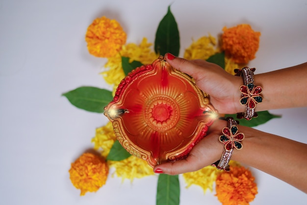 Foto indian festival diwali, lampe in der hand