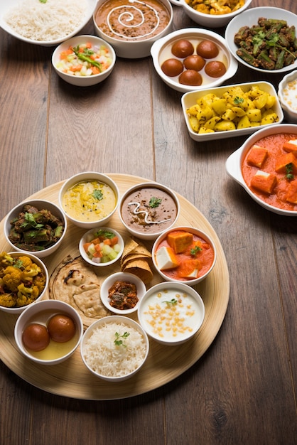 Indian Hindu Veg Thali oder Essensplatte, selektiver Fokus