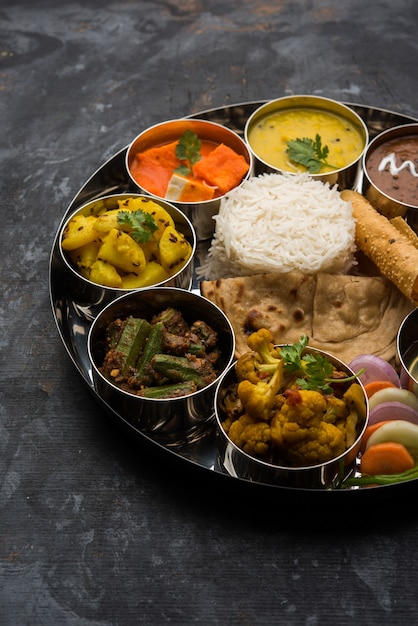 Indian Hindu Veg Thali oder Essensplatte, selektiver Fokus