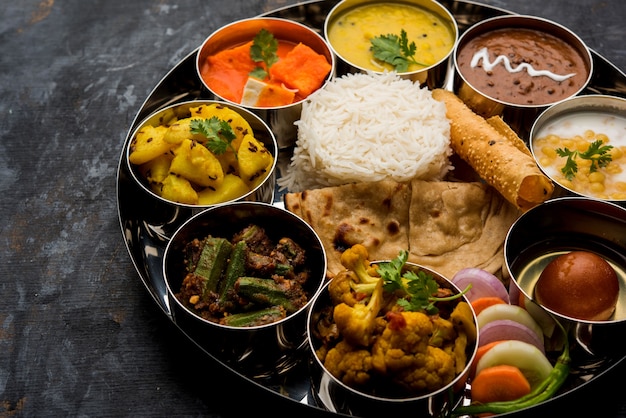 Indian Hindu Veg Thali oder Essensplatte, selektiver Fokus