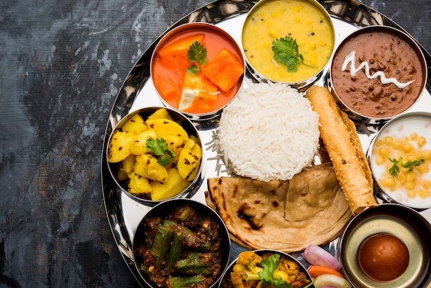 Indian Hindu Veg Thali oder Essensplatte, selektiver Fokus