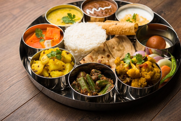 Indian Hindu Veg Thali oder Essensplatte, selektiver Fokus