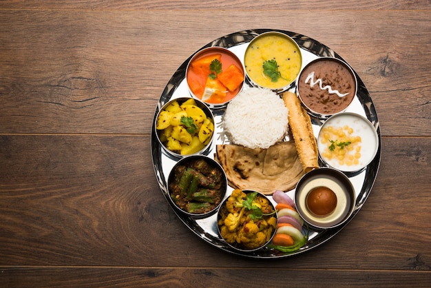 Indian Hindu Veg Thali oder Essensplatte, selektiver Fokus