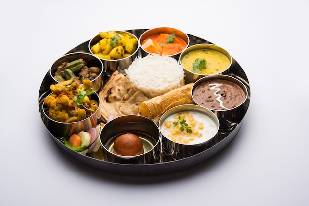 Indian Hindu Veg Thali oder Essensplatte, selektiver Fokus