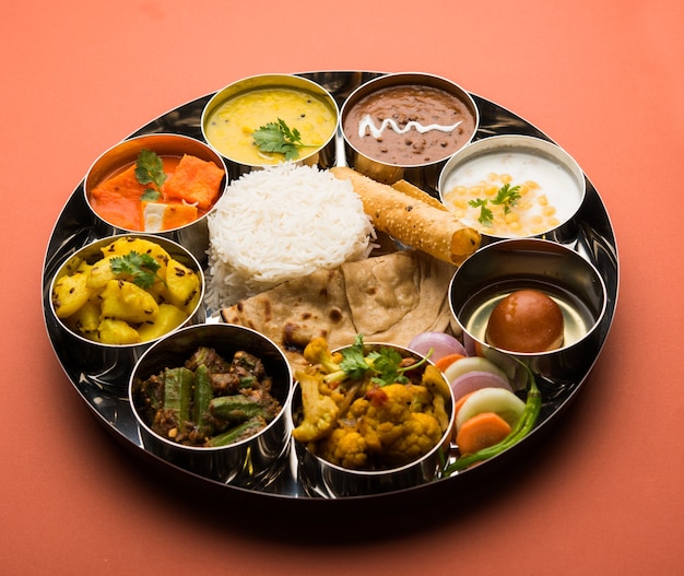 Indian Hindu Veg Thali oder Essensplatte, selektiver Fokus