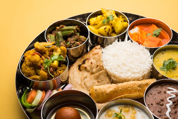 Indian Hindu Veg Thali oder Essensplatte, selektiver Fokus