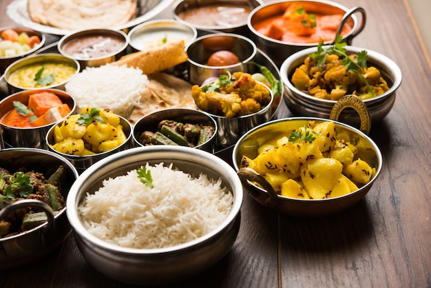 Indian Hindu Veg Thali oder Essensplatte, selektiver Fokus