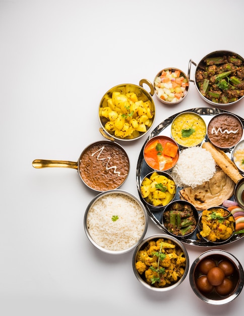 Indian Hindu Veg Thali oder Essensplatte, selektiver Fokus