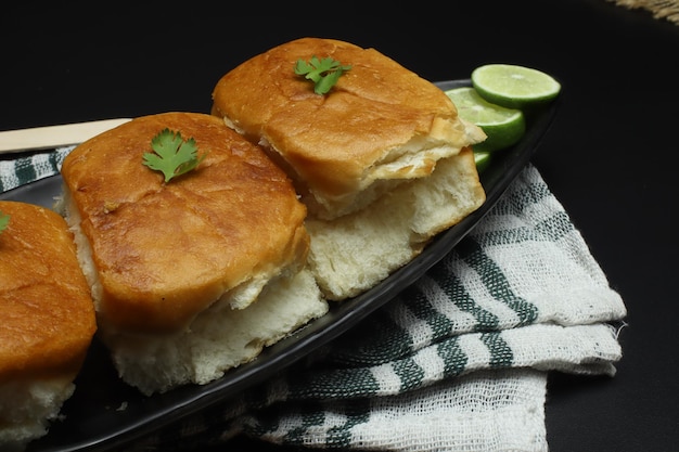 Indian Pav bhaji, plato de comida rápida de mumbai, curry de verduras servido con un bollo de pan suave