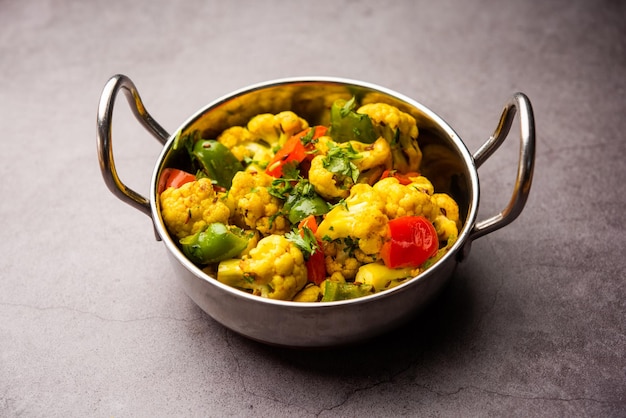 Indian phool Gobi Shimla Mirch Sabji Receta o Capsicum Coliflor Sabzi un plato de vegetales secos saludable y casero