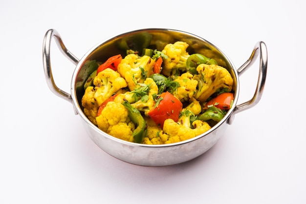 Indian phool Gobi Shimla Mirch Sabji Receta o Capsicum Coliflor Sabzi un plato de vegetales secos saludable y casero
