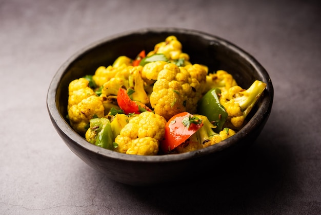 Indian phool Gobi Shimla Mirch Sabji Receta o Capsicum Coliflor Sabzi un plato de vegetales secos saludable y casero