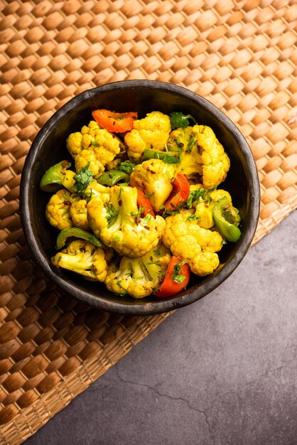 Foto indian phool gobi shimla mirch sabji receta o capsicum coliflor sabzi un plato de verduras secas saludable y casero