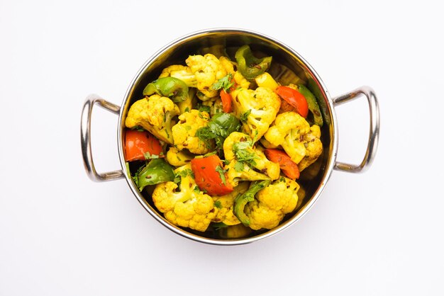 Foto indian phool gobi shimla mirch sabji receta o capsicum coliflor sabzi un plato de verduras secas saludable y casero