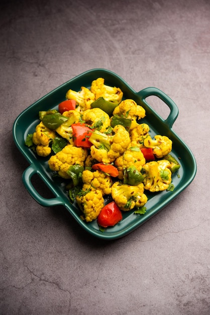 Foto indian phool gobi shimla mirch sabji receta o capsicum coliflor sabzi un plato de verduras secas saludable y casero