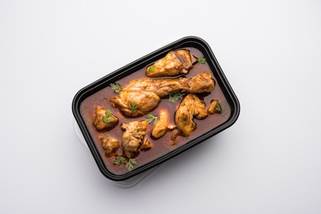 Indian Red Chicken Curry verpackt für die Lieferung nach Hause in Plastikbehälter