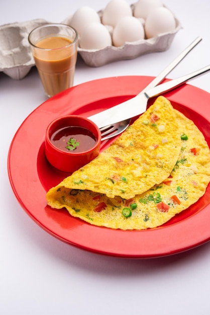 Indian Spiced Masala Omelete recheado com refeição saudável de vegetais frescos