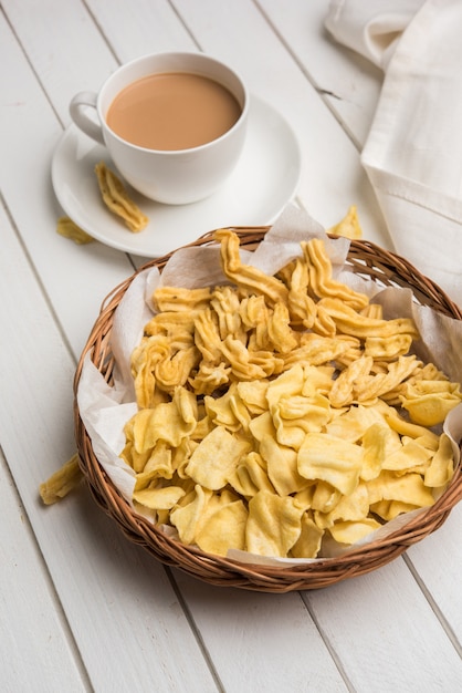 Indian Spicy Namkeen Food Ghatiya und Papdi, auch bekannt als Ganthiya oder Gathiya, sind frittierte Snacks aus Kichererbsenmehl. Sie sind ein beliebter Snack zur Teezeit in Gujarat