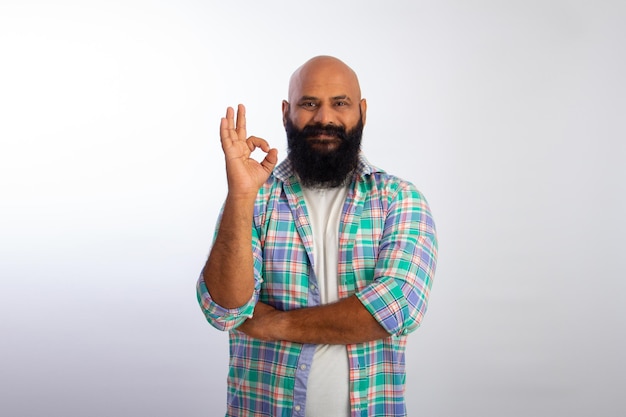 Indian Strong Gesunder selbstbewusster Glatzkopf Stehender Verstärker Zeigt eine gute Geste mit einer Hand