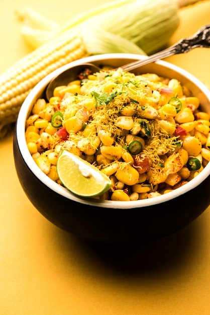 Indian Sweet Corn Chat o Chat es una receta de bocadillos fácil de preparar, que se sirve en un tazón o plato. Enfoque selectivo