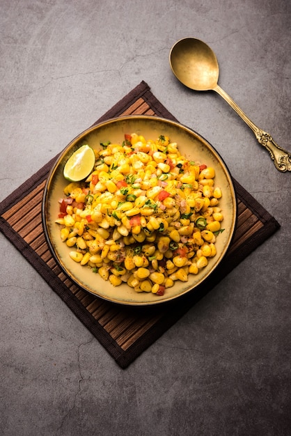 Indian Sweet Corn Chat o Chat es una receta de bocadillos fácil de preparar, que se sirve en un tazón o plato. Enfoque selectivo