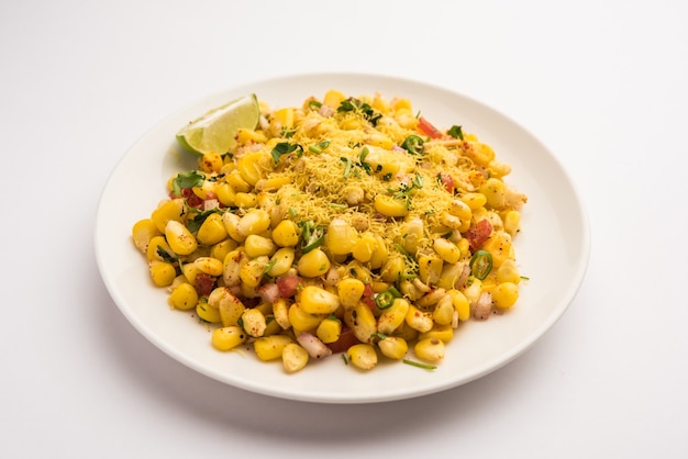 Indian Sweet Corn Chat o Chat es una receta de bocadillos fácil de preparar, que se sirve en un tazón o plato. Enfoque selectivo