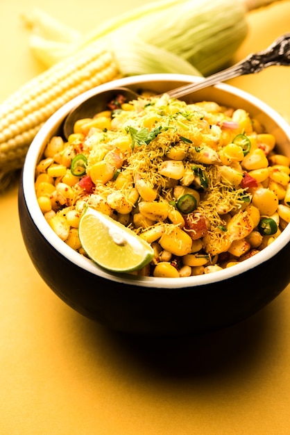 Indian Sweet Corn Chat oder Chat ist ein einfach zuzubereitendes Snackrezept, das in einer Schüssel oder einem Teller serviert wird. Selektiver Fokus