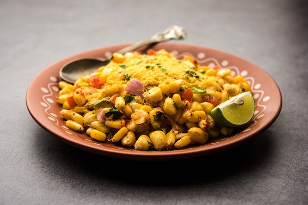 Indian Sweet Corn Chat oder Chat ist ein einfach zuzubereitendes Snackrezept, das in einer Schüssel oder einem Teller serviert wird. Selektiver Fokus