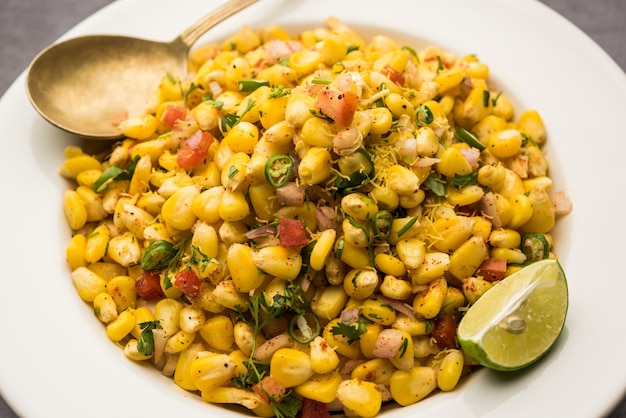 Indian Sweet Corn Chat oder Chat ist ein einfach zuzubereitendes Snackrezept, das in einer Schüssel oder einem Teller serviert wird. Selektiver Fokus