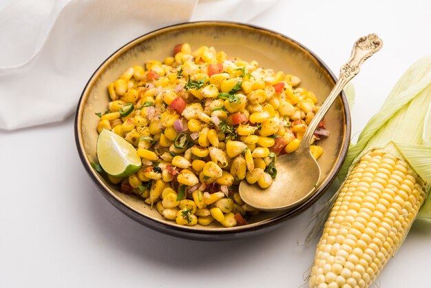 Indian Sweet Corn Chat ou Chat é uma receita de lanche fácil de fazer, servido em uma tigela ou prato. Foco seletivo