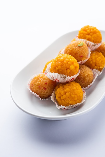 Indian sweet motichoor laddooÂ ou Bundi laddu feito de bolinhas muito pequenas de farinha de grama ou boondis que são fritos e embebidos em calda de açúcar antes de fazer bolinhas