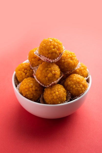 Indian sweet motichoor laddooâ ou bundi laddu feito de bolinhas muito pequenas de farinha de grama ou boondis que são fritos e embebidos em calda de açúcar antes de fazer bolinhas