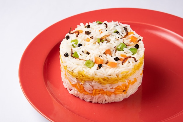 Indian Tasty vegetais pulav ou veg biryani feito com arroz basmati e servido em uma tigela de terracota ou cerâmica