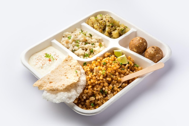 Indian Upwas thali fast food platter ou thali para entrega em domicílio ou pacote para viagem para qualquer Vrat