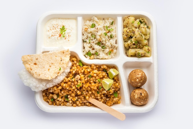 Indian Upwas thali fast food platter ou thali para entrega em domicílio ou pacote para viagem para qualquer Vrat