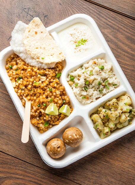 Indian Upwas thali plato de comida en ayunas o thali para entrega a domicilio o paquete para llevar para cualquier Vrat