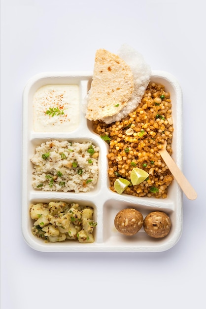 Foto indian upwas thali plato de comida de ayuno o thali para entrega a domicilio o paquete para llevar para cualquier vrat