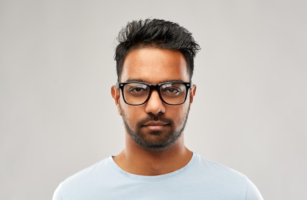 Indianer oder Student mit Brille