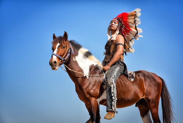 Indianer sitzt auf seinem Pferd.
