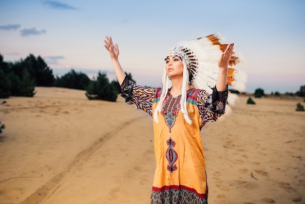 Indianerin Hände hoch, Ritual, rituelle Zeremonie Cherokee, Navajo Reservierungsleute. Kopfschmuck aus Federn von Wildvögeln