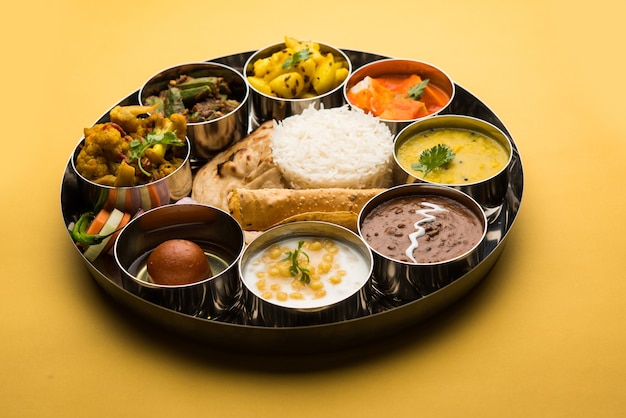 Indiano hindu veg thali ou prato de comida, foco seletivo