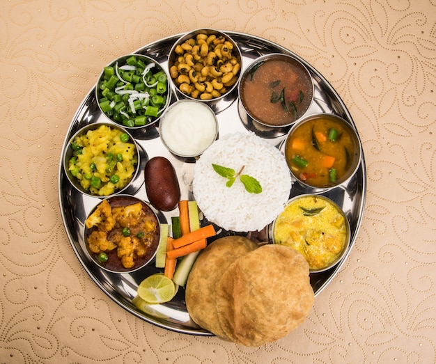Indiano ou Hindu Veg Thali, também conhecido como prato de comida, é uma refeição completa de almoço ou jantar, close-up, foco seletivo