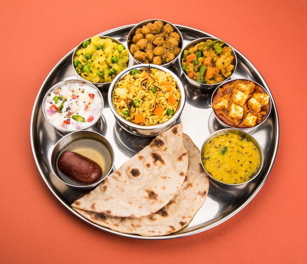 Indiano ou Hindu Veg Thali, também conhecido como prato de comida, é uma refeição completa de almoço ou jantar, close-up, foco seletivo