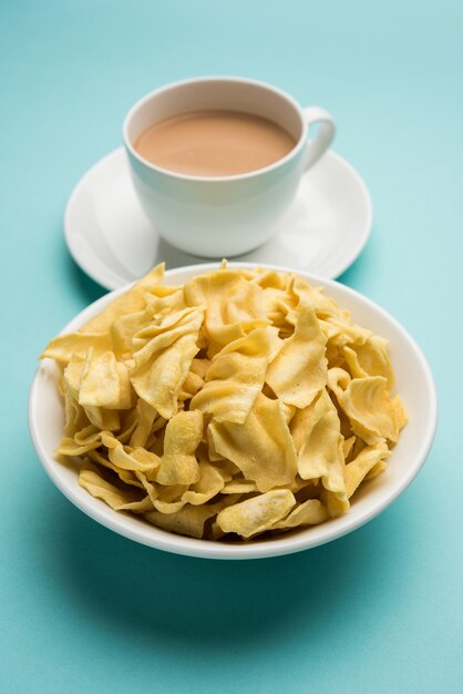 Indiano Spicy Namkeen Food Ghatiya e papdi também conhecido como Ganthiya ou Gathiya são salgadinhos fritos feitos de farinha de grão de bico. Eles são um lanche popular na hora do chá em Gujarat