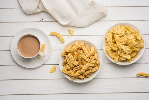 Indiano Spicy Namkeen Food Ghatiya e papdi também conhecido como Ganthiya ou Gathiya são salgadinhos fritos feitos de farinha de grão de bico. Eles são um lanche popular na hora do chá em Gujarat