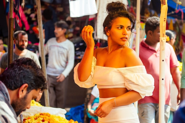 Indiano vestindo roupas da moda posando no bazar asiático