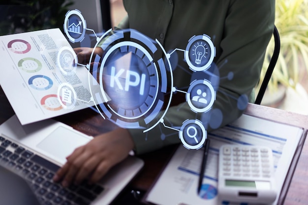 Indicador-chave de desempenho da sigla KPI para planejamento de negócios e medir o alcance da meta de sucesso na tela virtual do laptop