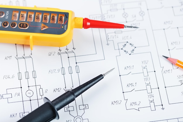 Indicador de tensão amarelo em close-up no diagrama elétrico. Teste e verificação de redes de energia