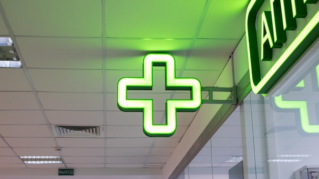 Indicador de farmacia de primer plano de interior cruzado de bombilla verde