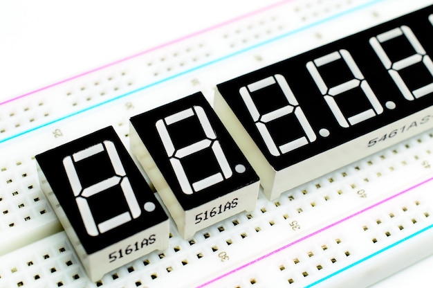 Indicadores arduino de 7 segmentos unidos a una placa de pruebas. Concepto de un proyecto técnico. enfoque selectivo